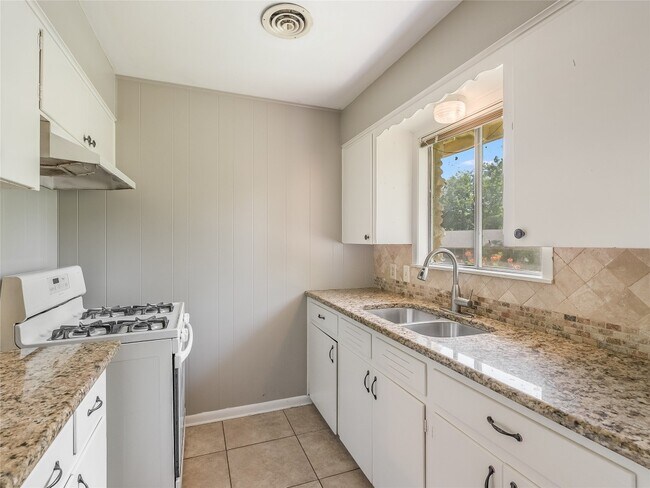 Foto del edificio - 2508 Little John Ln