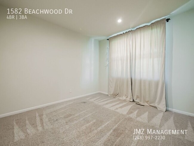 Building Photo - 1582 Beachwood Dr
