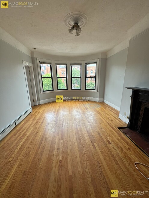 Building Photo - 587 Beacon St