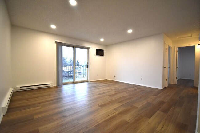 Building Photo - Newly Renovated! Top floor apartment! Close to MSU and downtown!