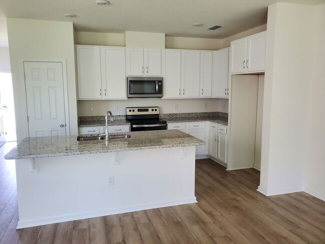 Building Photo - 3 Bed 2.5 Bath with Garage!
