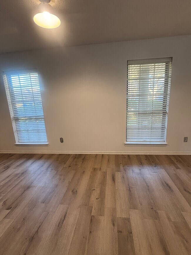 Building Photo - 310 Meadowlark Ln