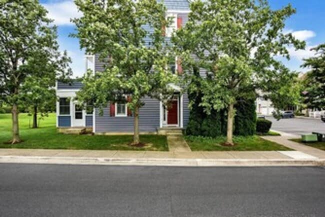 Building Photo - Furnished 3-bedroon townhouse end-unit for...
