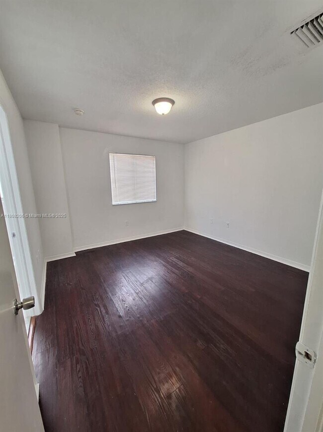 Building Photo - 1614 SE 31st Ct