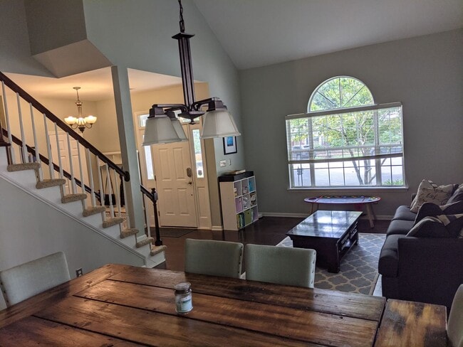 Foto del edificio - 3 bed 2.5 bath, Walk to Blakeney