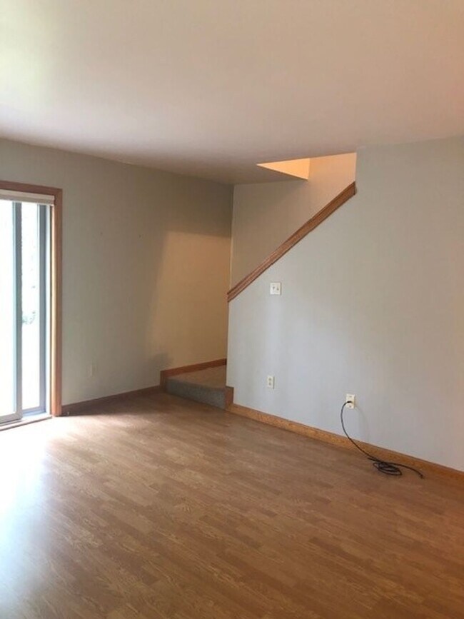 Foto del edificio - Spacious 2BR/1BA Condo Available February 15th!! - Great Residential Location!