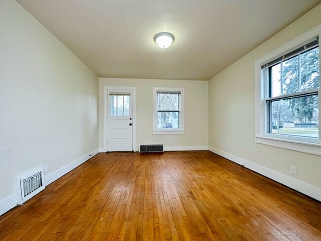 Building Photo - 915 12th Ave