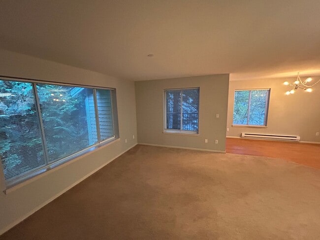 Building Photo - 3 Bed, 2.5 bath Townhome w/1-car garage in Highland Park neighborhood of Renton, $3,050/mo.