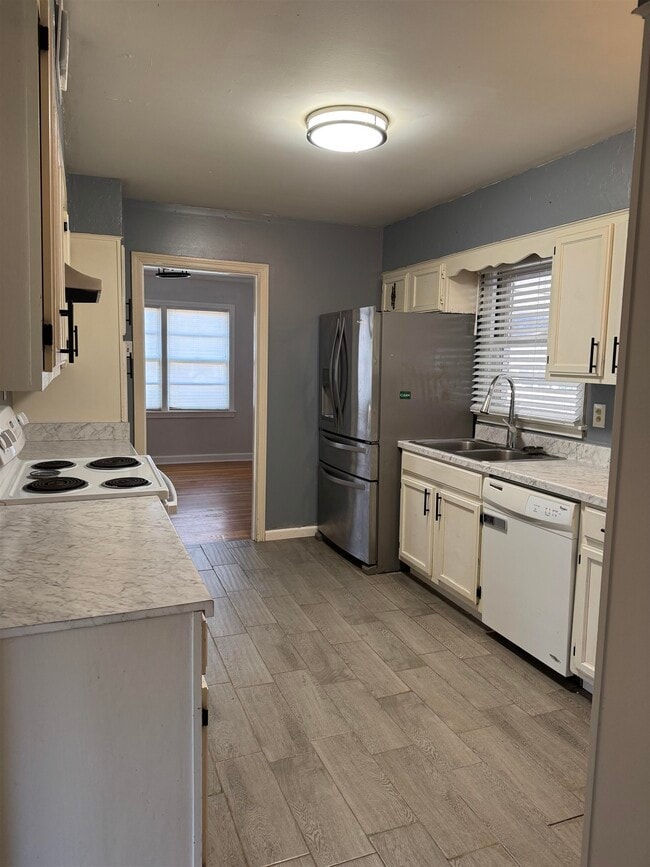 Building Photo - 4973 Greenway Rd