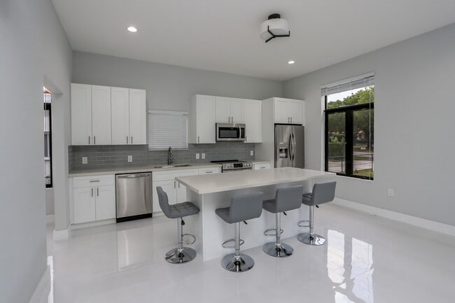 Building Photo - 5126 SW 57th Ave
