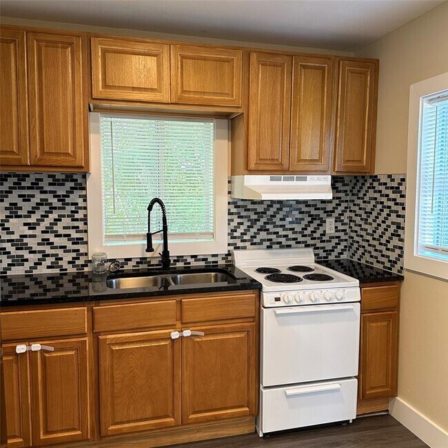 Foto del edificio - 1321 Harris Hill Rd