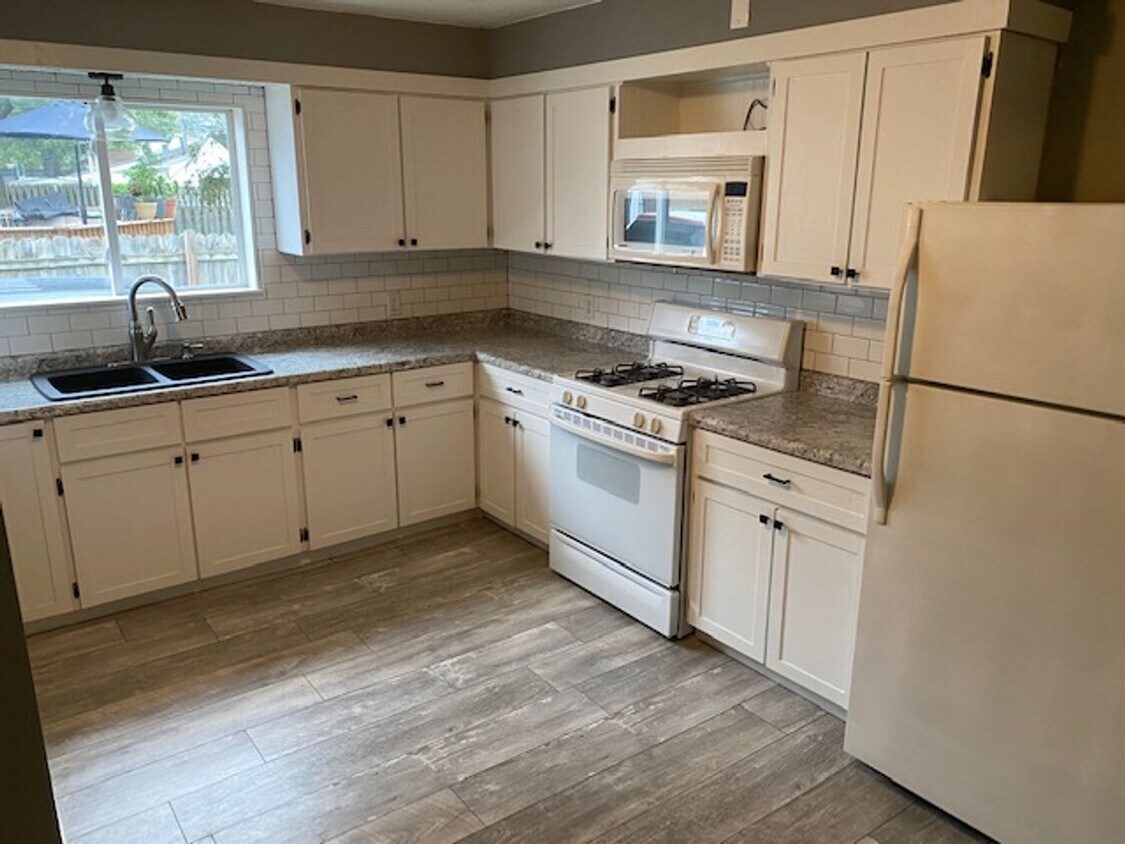 1270 Joosten St SW Unit 1270, Wyoming, MI 49509 Room for Rent in