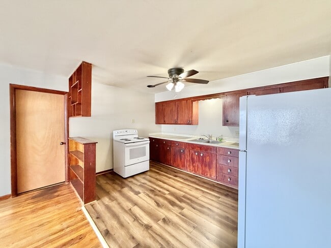 Building Photo - 2109 Lake Point Dr