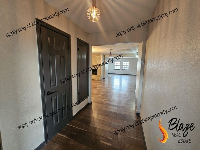 Building Photo - Spacious 3-Bedroom Home with 2-Car Garage ...