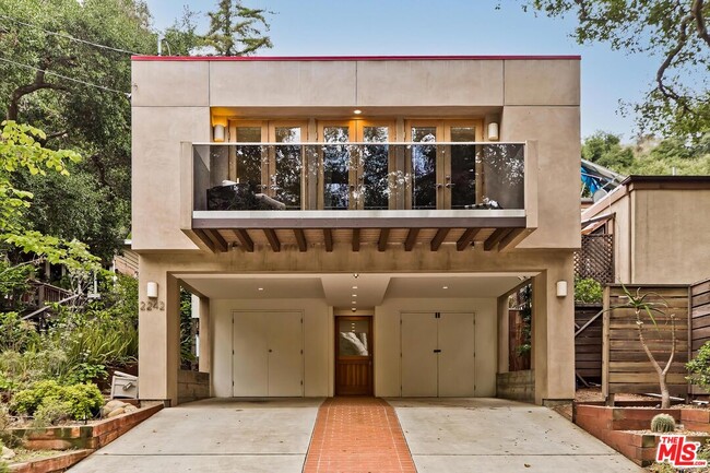 Foto del edificio - 2242 Beverly Glen Pl