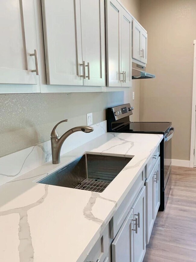 Building Photo - Beautiful 1 Bed/1 Bath Unit in Sacramento