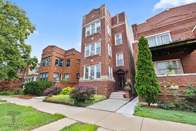 Building Photo - 3139 W Eastwood Ave