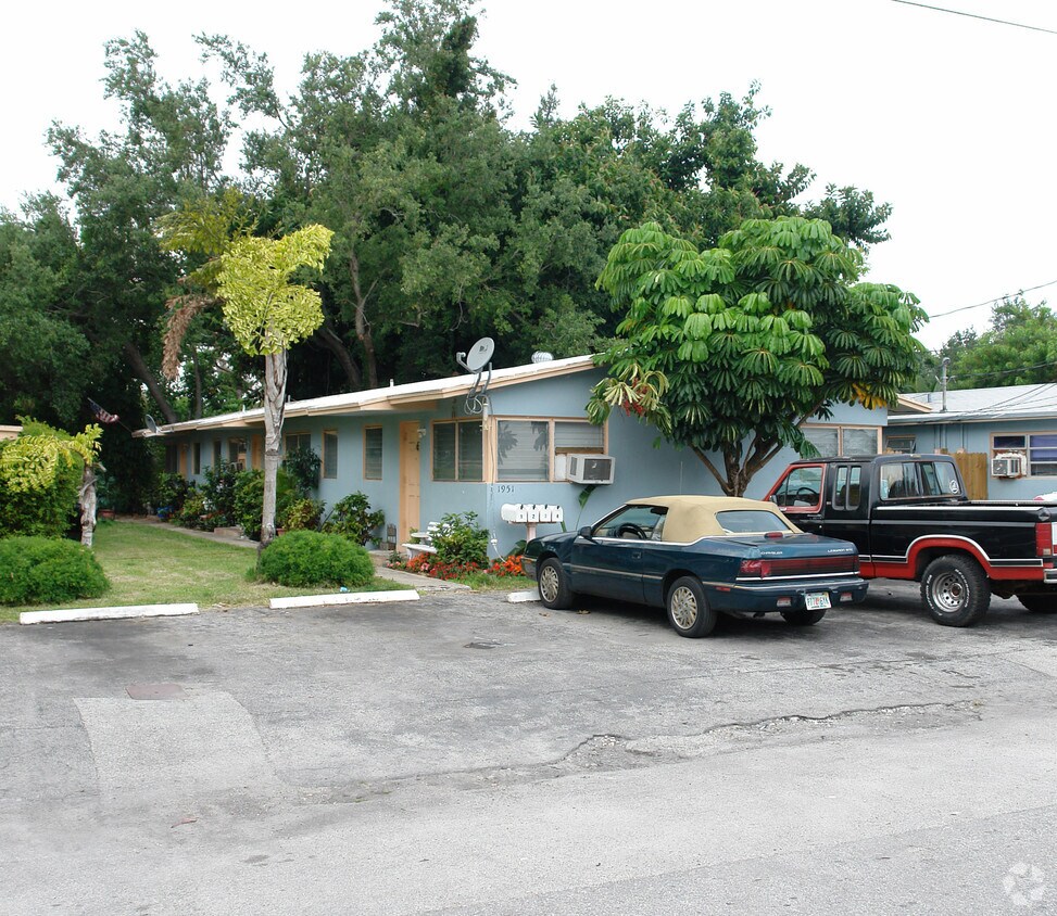 Foto principal - 1949-1955 Riverside Dr