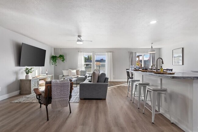 Building Photo - 171 E Red Rock St