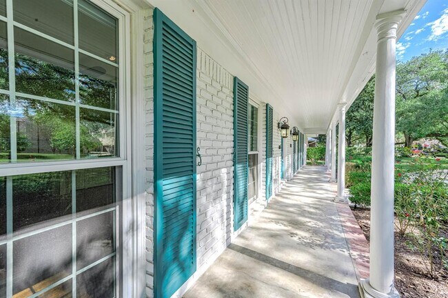 Foto del edificio - 5648 Tupper Lake Dr