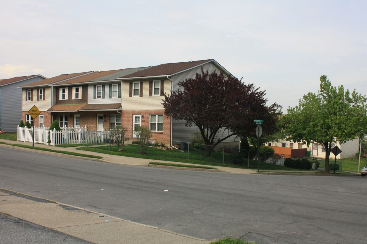 Primary Photo - Lovely END UNIT TOWNHOME with LARGE DECK &...