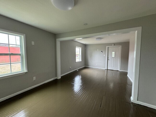 Building Photo - Recently renovated 3 Bed 1 Bath home