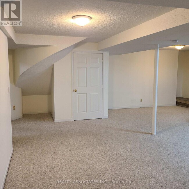 Building Photo - 41 Lawnview Dr