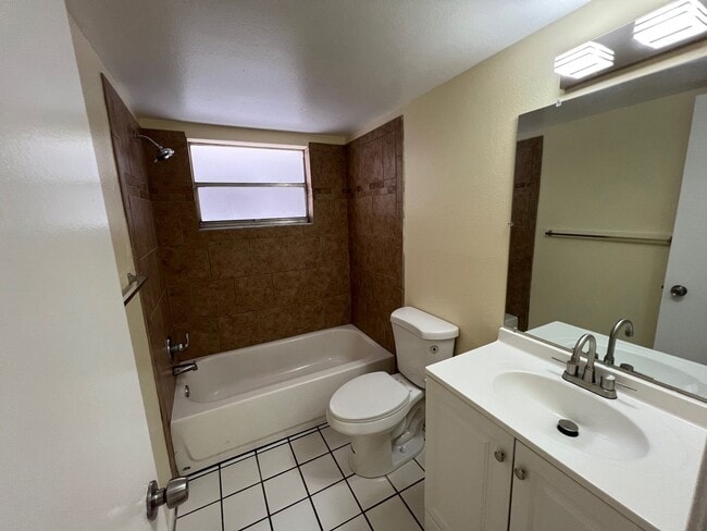 Building Photo - Unfurnished Annual Rental