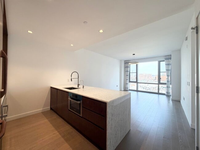 Building Photo - 75 Park Ln S