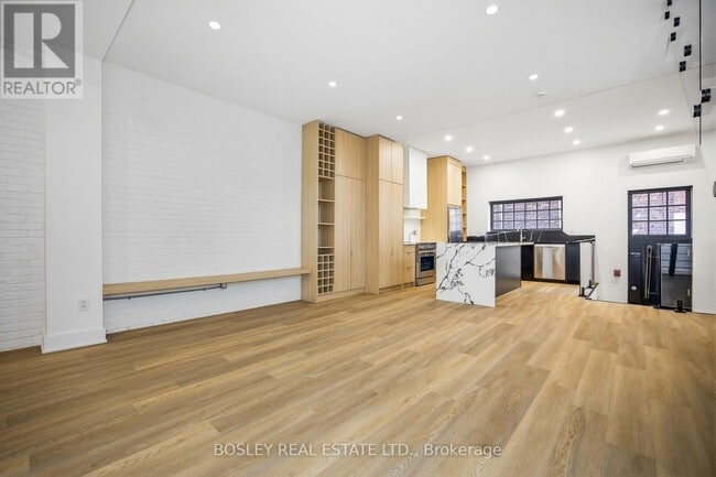 Building Photo - 1067 College St