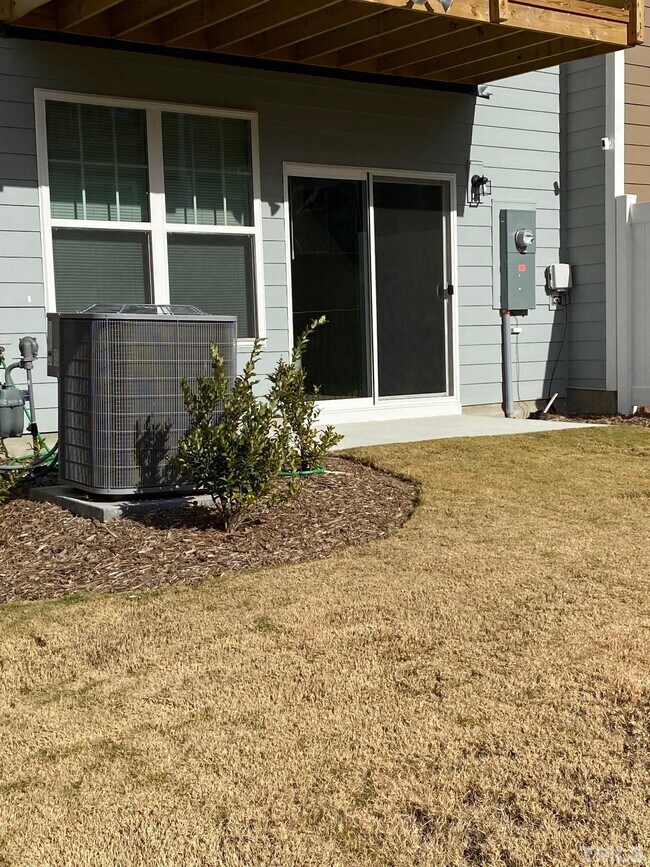 Foto del edificio - 1046 Commack Dr