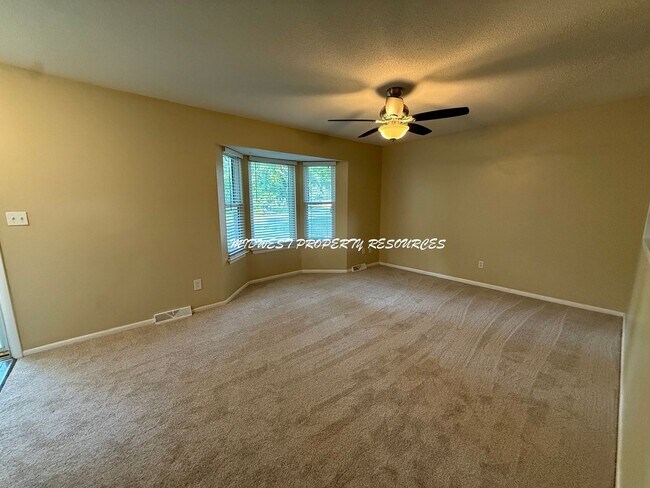 Foto del edificio - Beautiful 3 Bedroom Home in Lee's Summit
