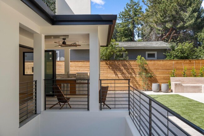 Building Photo - 440 Fernando Ave