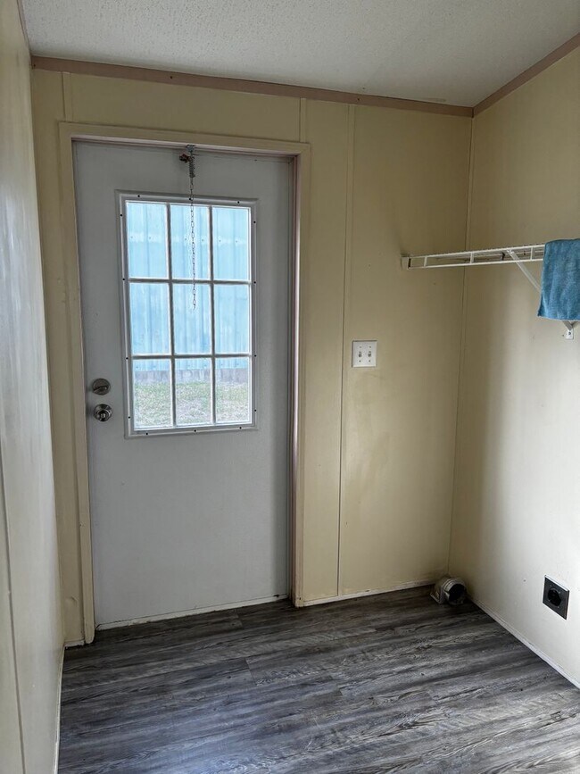 Building Photo - 2 bedroom