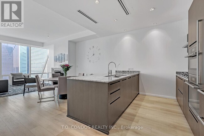 Photo du bâtiment - 180 University Ave