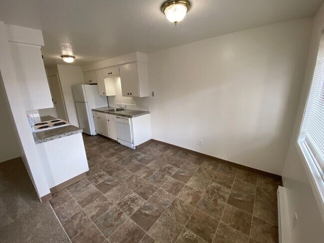 Foto del edificio - 3806 Iberis St NE