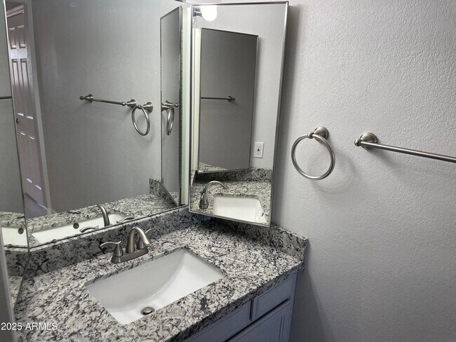 Foto del edificio - 1645 W Baseline Rd