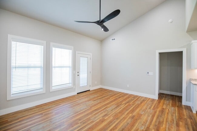Building Photo - ***903 Seaborn Way***