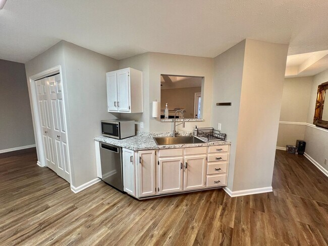 Building Photo - 3 Bed, 2 Bath Home w/ 2 Car Garage w/ Fenc...