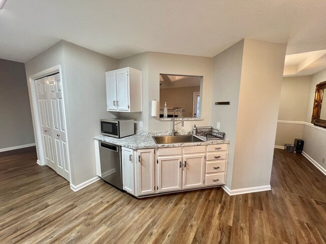Building Photo - 3 Bedroom 2 Bath Home with Bonus Room, 2 C...