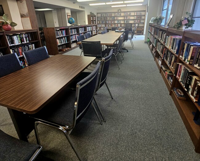 La biblioteca - Riverton Tower Senior Center