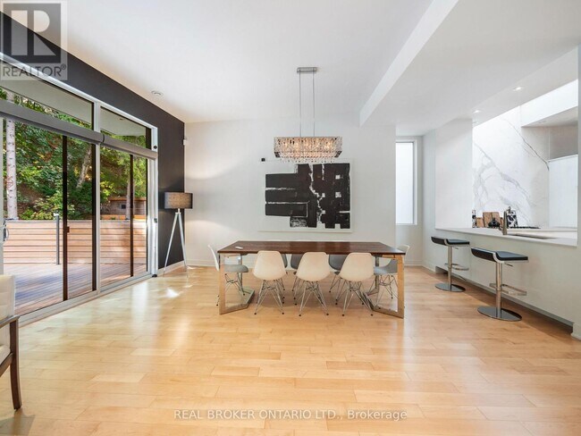 Photo du bâtiment - 88 S Kingsway