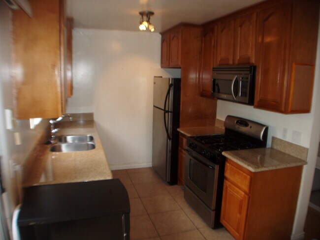 Building Photo - 608 Santa Clara Ave