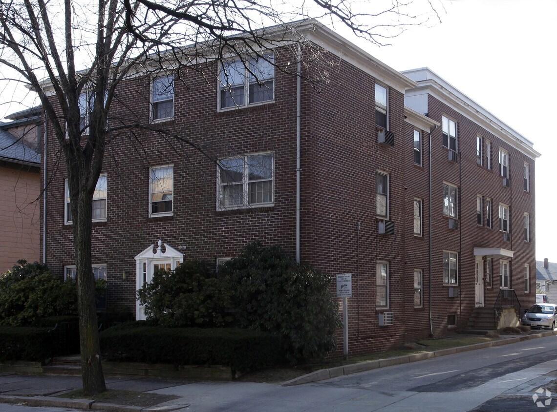 Building Photo - 215 Waterman St