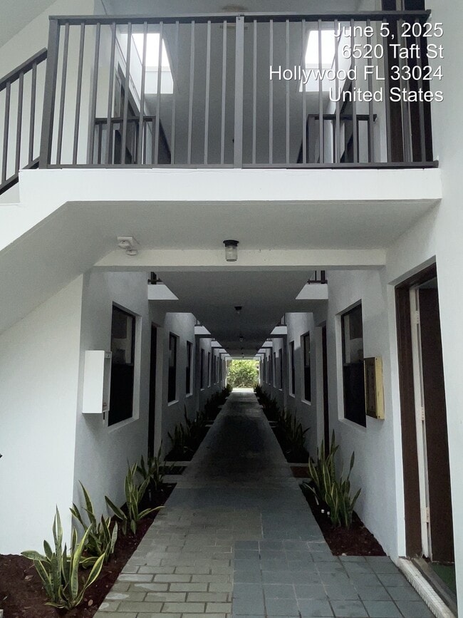 Building Photo - Taft Plaza Apartments