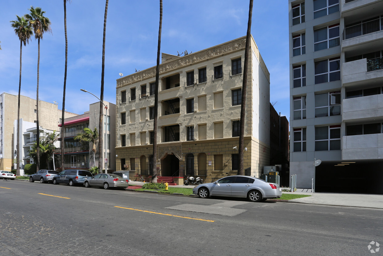 Primary Photo - 530 Kenmore Apartments