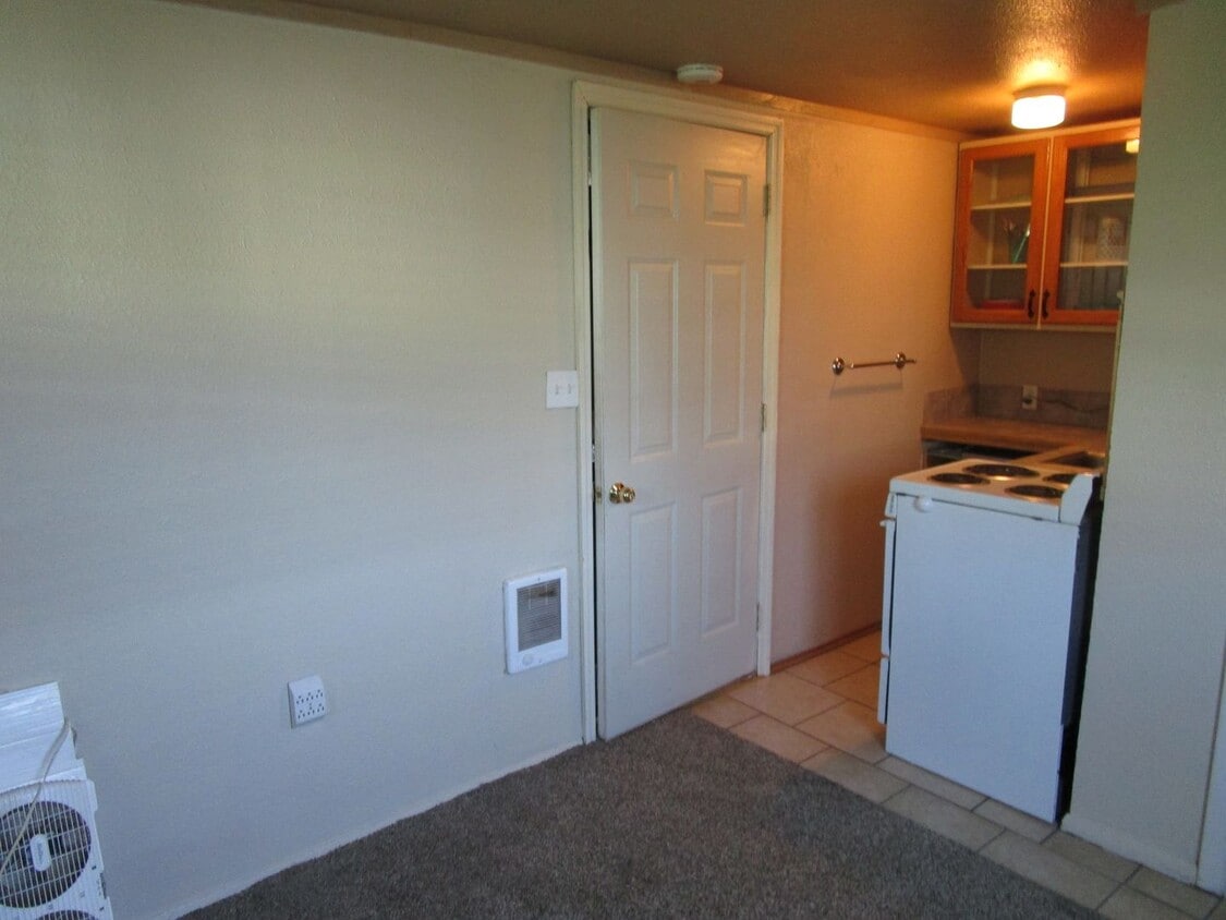 Building Photo - Studio in Heart of Prineville - Available ...