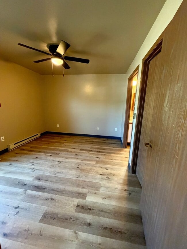 Building Photo - Cozy 3 Bedroom Ready For You to Make Home!!