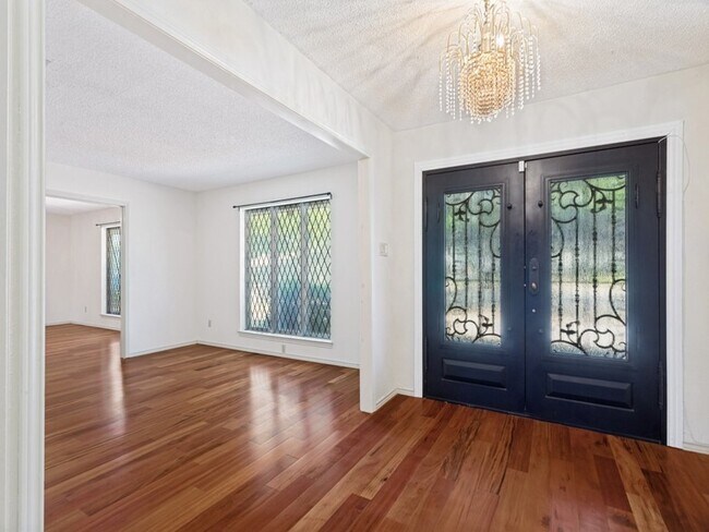 Foto del edificio - 412 Oakmont Ln N