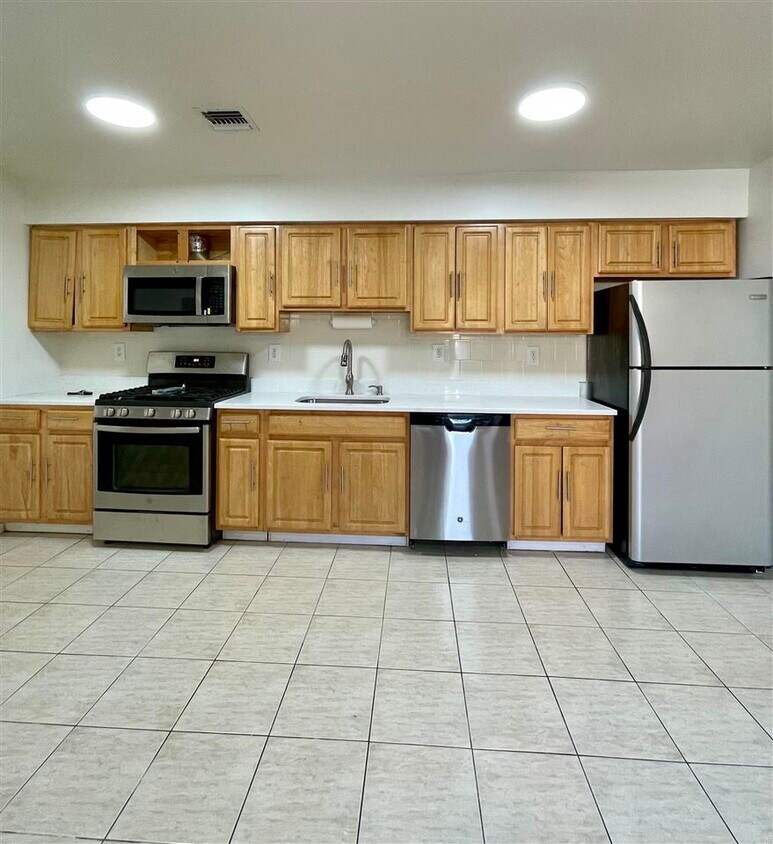 Primary Photo - 1415 44th St